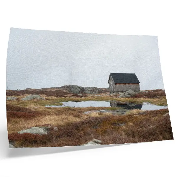 Moderne decoratieve poster houten huisje bij de heide en rustig water