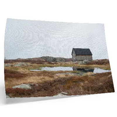 Moderne decoratieve poster houten huisje bij de heide en rustig water