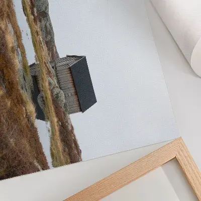 Moderne decoratieve poster houten huisje bij de heide en rustig water