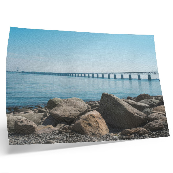 Poster Brug over blauw water, stenen aan de oever