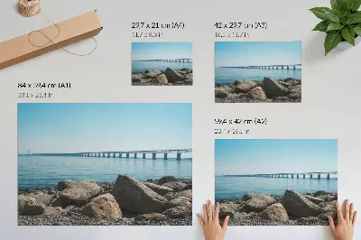 Poster brug over blauw water met stenen aan de oever