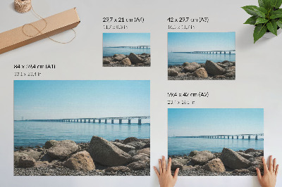 Poster Brug over blauw water, stenen aan de oever