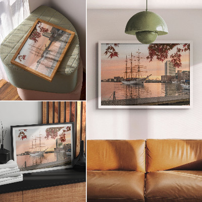 Poster Een zeilschip bij zonsondergang, een vredig panorama van de stad.