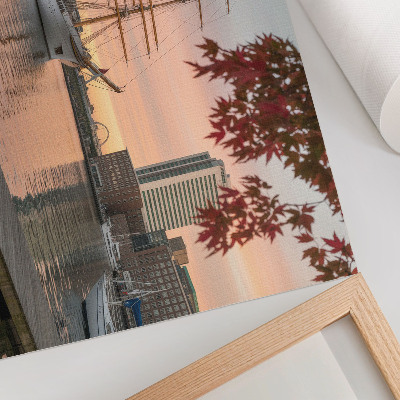 Poster Een zeilschip bij zonsondergang, een vredig panorama van de stad.