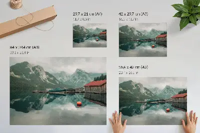 Moderne decoratieve poster weerspiegeling van een bergmeer met rustige houten boten
