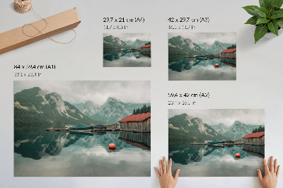 Moderne decoratieve poster Weerspiegeling van het bergmeer, rust, houten boten