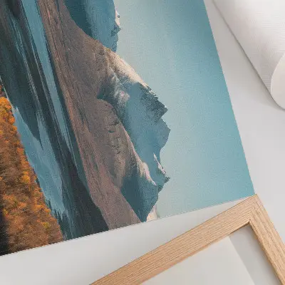 Moderne decoratieve poster schilderachtige bergen in een kleurrijk herfstlandschap