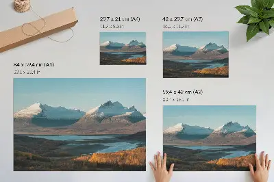 Moderne decoratieve poster schilderachtige bergen in een kleurrijk herfstlandschap