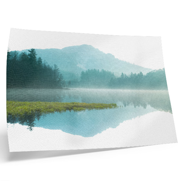 Moderne decoratieve poster Een vredig meer te midden van groene bergen.
