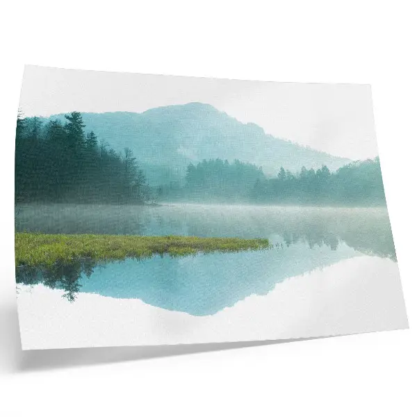 Moderne decoratieve poster met een vredig meer te midden van groene bergen