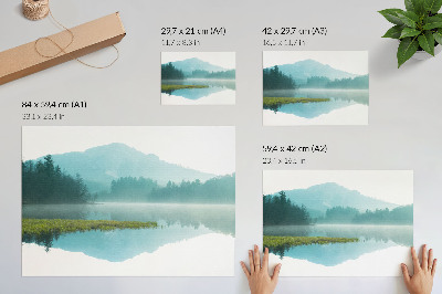 Moderne decoratieve poster Een vredig meer te midden van groene bergen.