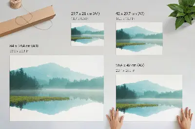 Moderne decoratieve poster met een vredig meer te midden van groene bergen