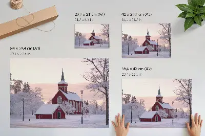 Moderne decoratieve poster met een besneeuwde rode kapel tussen bomen onder een pastelkleurige hemel