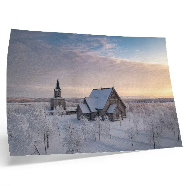 Wandposter vredig winterlandschap met een houten kerk