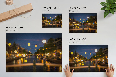 Stijlvolle wandposter Een charmante stad 's nachts, de lichtjes weerspiegeld in het water.