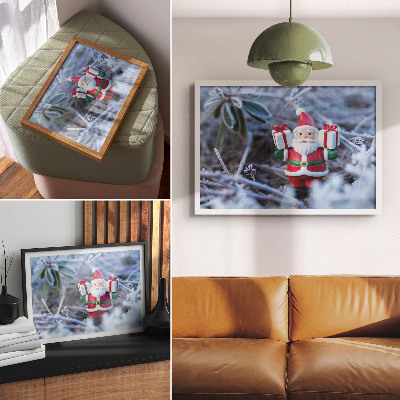 Poster De Kerstman met cadeaus in een winterse setting.