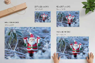 Poster De Kerstman met cadeaus in een winterse setting.