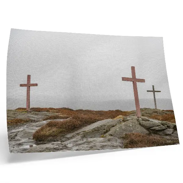Wandposter met drie houten kruisen op een mistige heuvel natuurthema