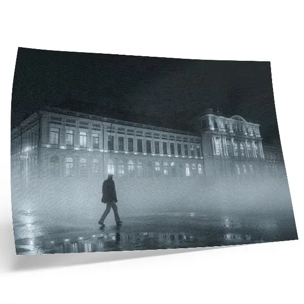 Moderne decoratieve poster nachtelijke stadsmist bij een monumentaal gebouw
