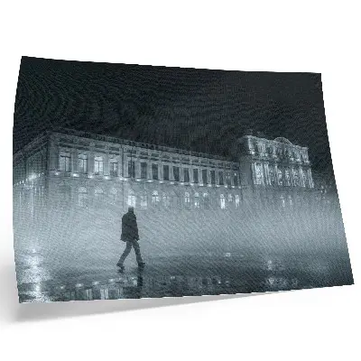 Moderne decoratieve poster nachtelijke stadsmist bij een monumentaal gebouw