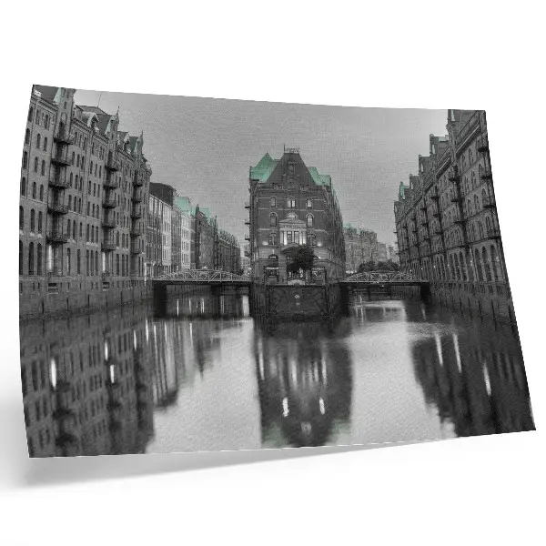 Wandposter kanaal met industriële gebouwen en weerspiegelingen in het water