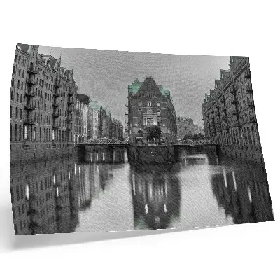 Wandposter kanaal met industriële gebouwen en weerspiegelingen in het water