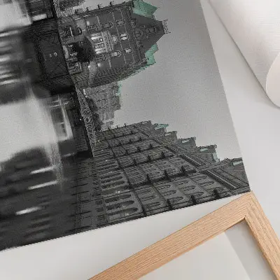 Wandposter kanaal met industriële gebouwen en weerspiegelingen in het water