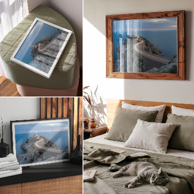 Moderne decoratieve poster Een schilderachtig landschap met een lantaarn en een kronkelende weg in de nacht.