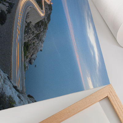 Moderne decoratieve poster Een schilderachtig landschap met een lantaarn en een kronkelende weg in de nacht.