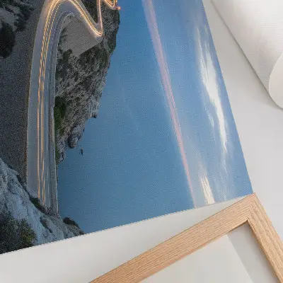 Moderne decoratieve poster met een schilderachtig landschap van een lantaarn en een kronkelende weg in de nacht