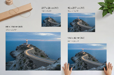Moderne decoratieve poster Een schilderachtig landschap met een lantaarn en een kronkelende weg in de nacht.