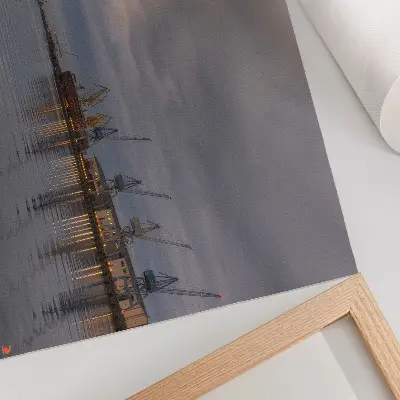 Moderne decoratieve poster havenkranen weerspiegeld in het water