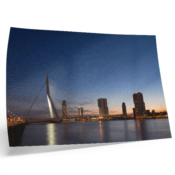 Poster Brug en stad in de schemering met de fonkelende stadslichten