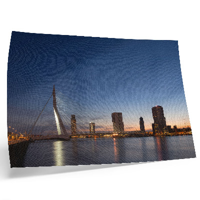 Poster Brug en stad in de schemering met de fonkelende stadslichten
