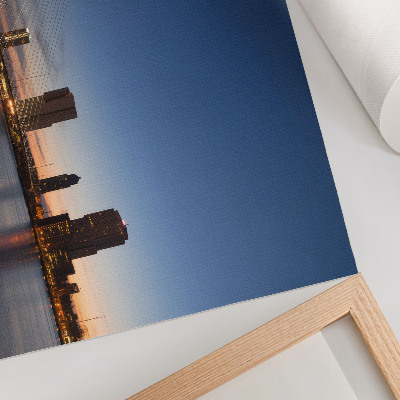 Poster Brug en stad in de schemering met de fonkelende stadslichten