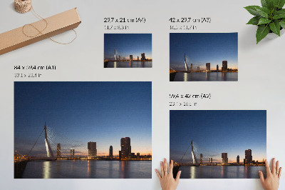 Poster Brug en stad in de schemering met de fonkelende stadslichten