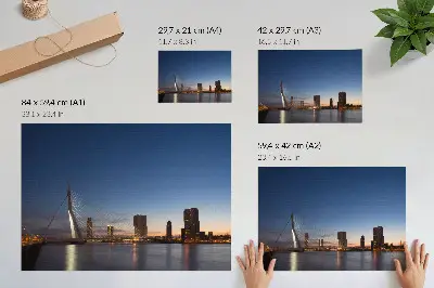Poster brug in een stad tijdens de schemering met fonkelende stadslichten