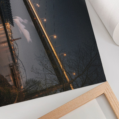 Stijlvolle wandposter Brug 's nachts, moderne constructie, vredige sfeer