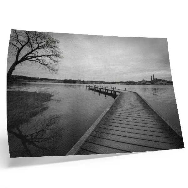 Poster zwart-wit landschap van een houten pier bij een rustig meer