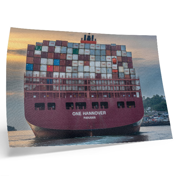 Stijlvolle wandposter Een containerschip vol kleurrijke containers op het water.