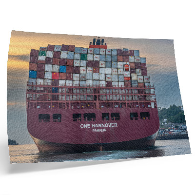Stijlvolle wandposter Een containerschip vol kleurrijke containers op het water.