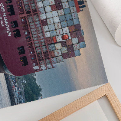 Stijlvolle wandposter Een containerschip vol kleurrijke containers op het water.
