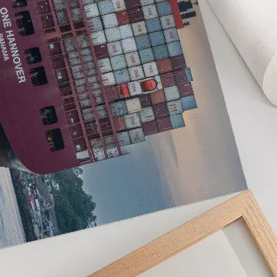 Stijlvolle wandposter met een kleurrijk containerschip op het water