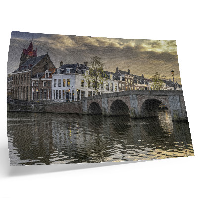 Moderne decoratieve poster Een charmante stad in de avond, verlicht door lantaarns.