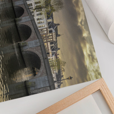 Moderne decoratieve poster Een charmante stad in de avond, verlicht door lantaarns.