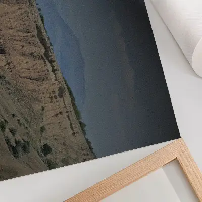 Wandposter natuurlijk landschap met uitgestrekte valleien, kliffen en bergen
