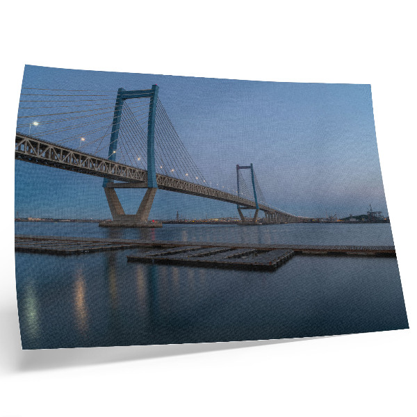 Moderne decoratieve poster Brug tegen de achtergrond van de schemering, kalm water, moderniteit
