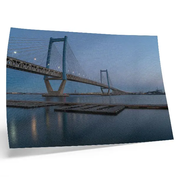 Moderne decoratieve poster brug tegen een achtergrond van schemering met kalm water