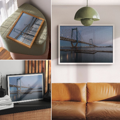 Moderne decoratieve poster Brug tegen de achtergrond van de schemering, kalm water, moderniteit