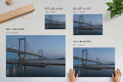 Moderne decoratieve poster Brug tegen de achtergrond van de schemering, kalm water, moderniteit